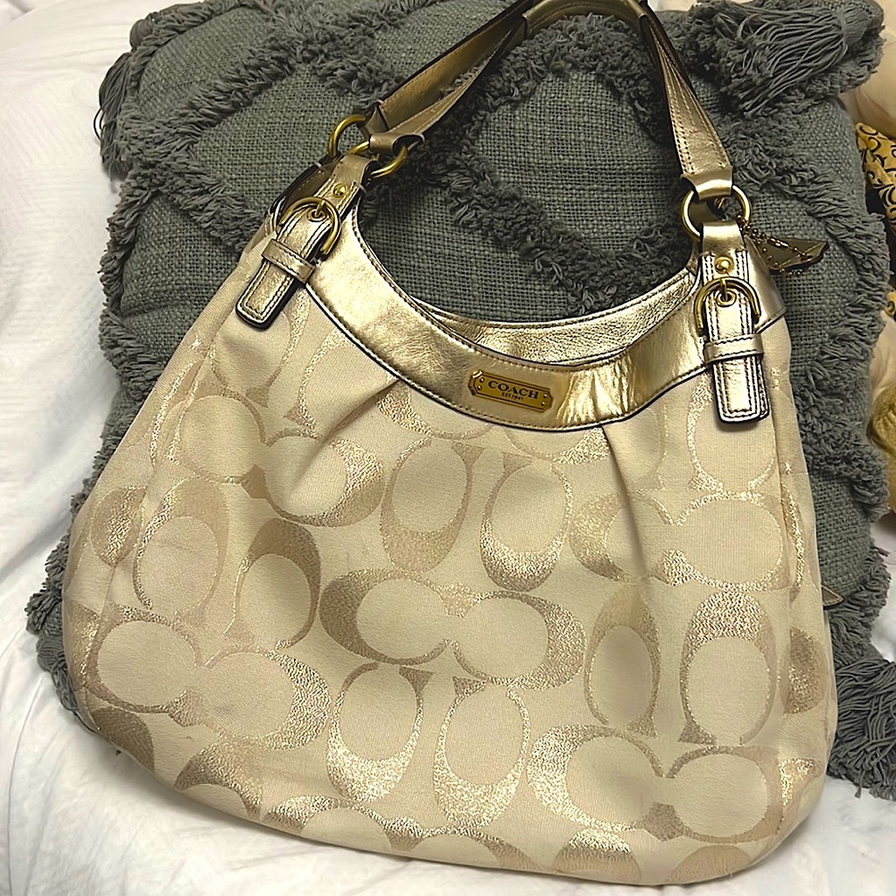 Coach purse for sale, it’s gorgeous for any outfit. Anyone interested inbox me.